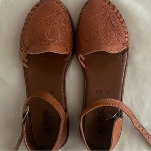 im selling mexican sandles called huaraches. only used once!